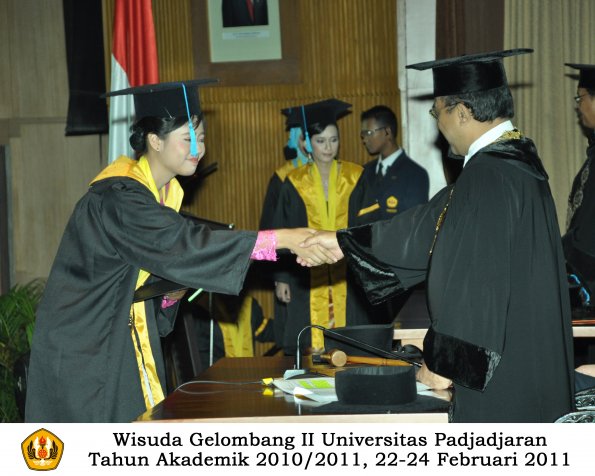 wisuda-sastra-s2-s3-d3-oleh-rektor-040