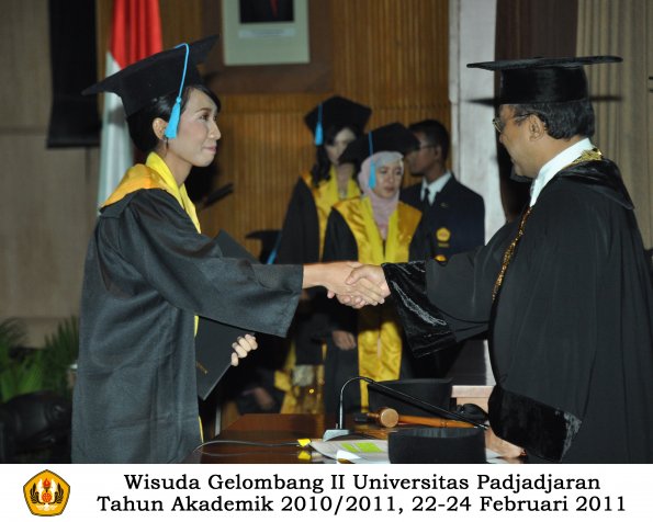 wisuda-sastra-s2-s3-d3-oleh-rektor-041