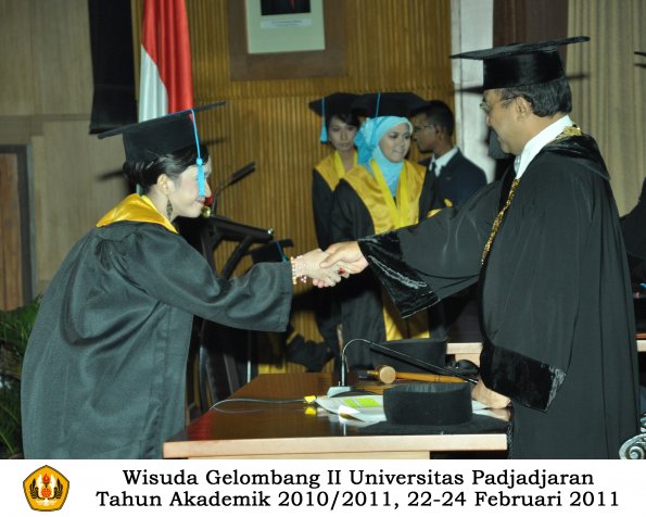 wisuda-sastra-s2-s3-d3-oleh-rektor-042