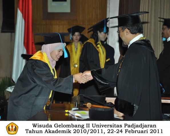 wisuda-sastra-s2-s3-d3-oleh-rektor-043