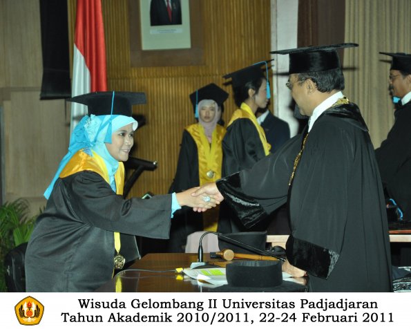 wisuda-sastra-s2-s3-d3-oleh-rektor-044