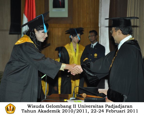 wisuda-sastra-s2-s3-d3-oleh-rektor-045