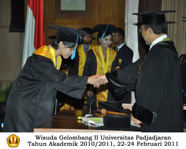 wisuda-sastra-s2-s3-d3-oleh-rektor-048