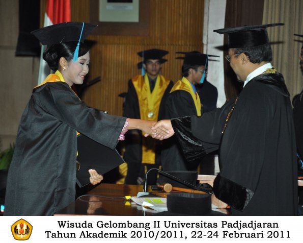 wisuda-sastra-s2-s3-d3-oleh-rektor-050