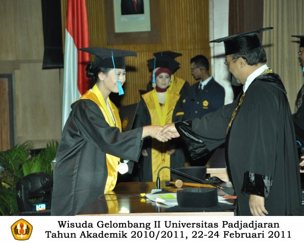 wisuda-sastra-s2-s3-d3-oleh-rektor-051