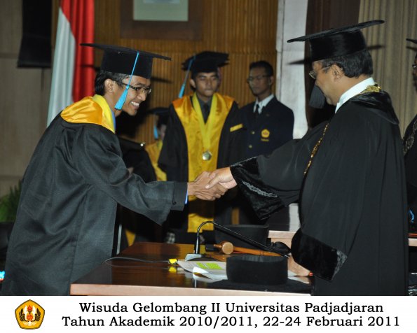 wisuda-sastra-s2-s3-d3-oleh-rektor-052