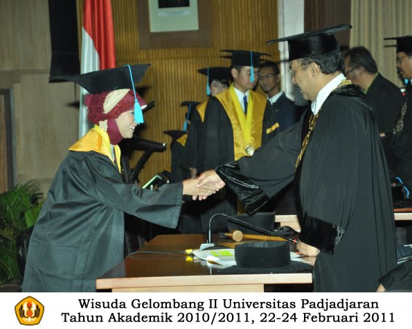 wisuda-sastra-s2-s3-d3-oleh-rektor-053