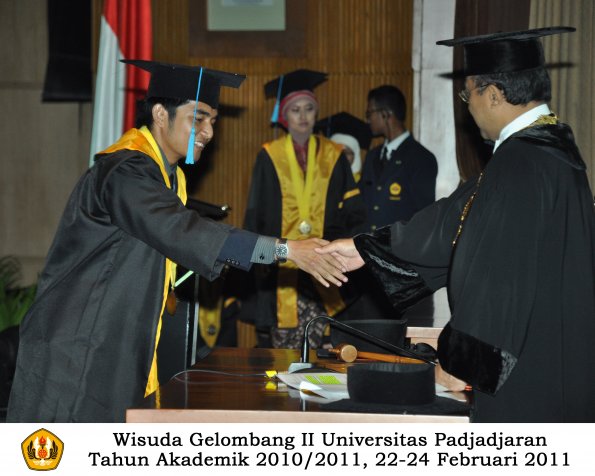 wisuda-sastra-s2-s3-d3-oleh-rektor-054