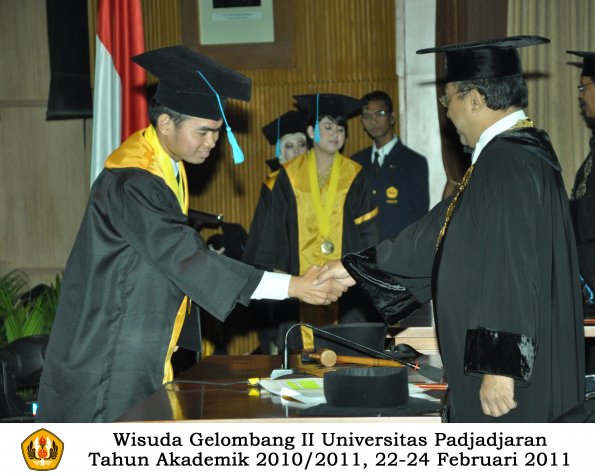 wisuda-sastra-s2-s3-d3-oleh-rektor-055