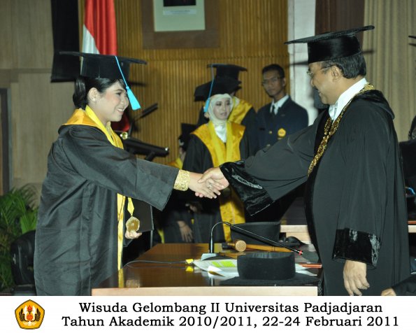 wisuda-sastra-s2-s3-d3-oleh-rektor-057