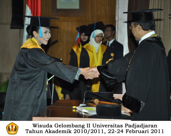 wisuda-sastra-s2-s3-d3-oleh-rektor-058