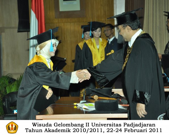 wisuda-sastra-s2-s3-d3-oleh-rektor-059