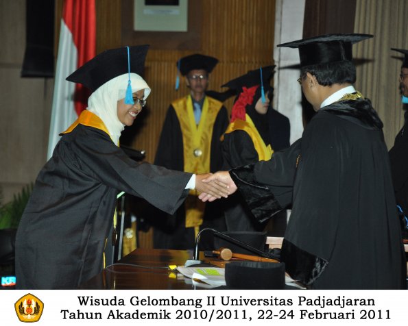 wisuda-sastra-s2-s3-d3-oleh-rektor-060