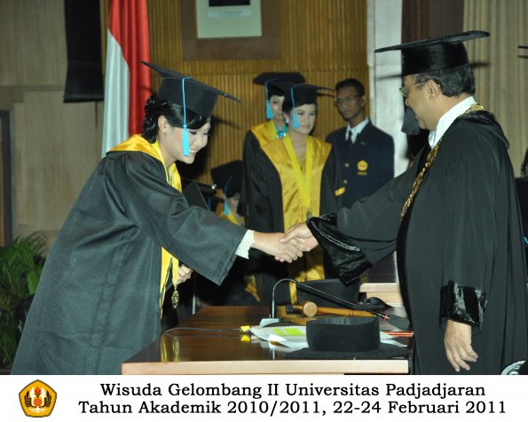 wisuda-sastra-s2-s3-d3-oleh-rektor-061