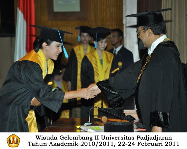 wisuda-sastra-s2-s3-d3-oleh-rektor-062