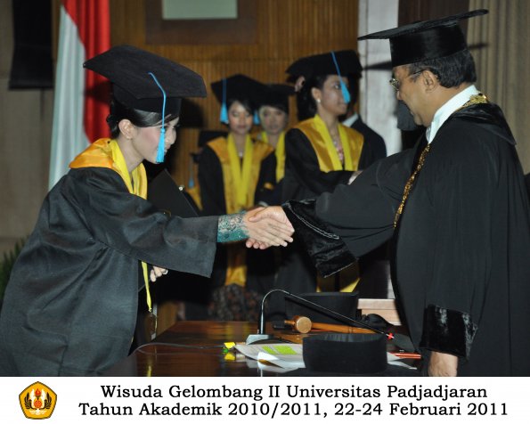 wisuda-sastra-s2-s3-d3-oleh-rektor-064