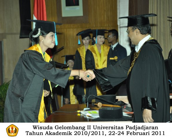 wisuda-sastra-s2-s3-d3-oleh-rektor-065