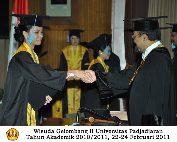 wisuda-sastra-s2-s3-d3-oleh-rektor-066