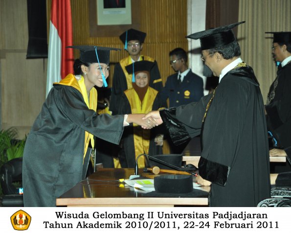 wisuda-sastra-s2-s3-d3-oleh-rektor-069