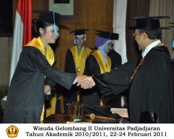 wisuda-sastra-s2-s3-d3-oleh-rektor-070