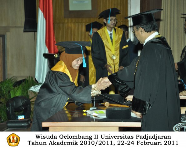 wisuda-sastra-s2-s3-d3-oleh-rektor-071