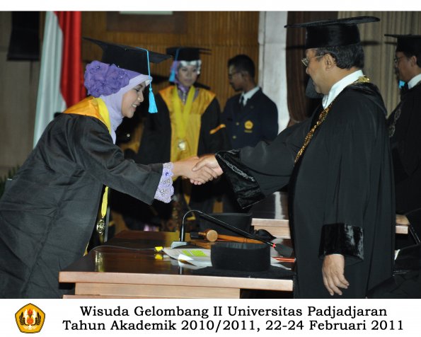 wisuda-sastra-s2-s3-d3-oleh-rektor-072