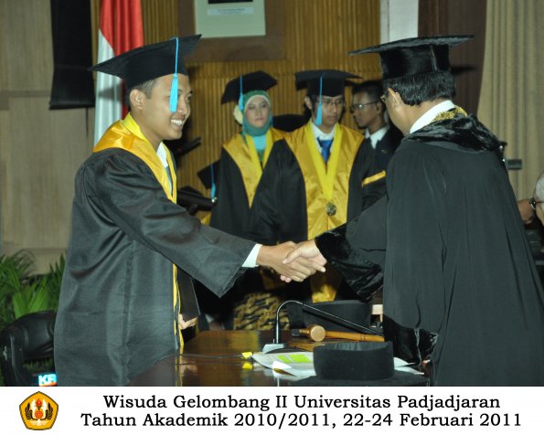 wisuda-sastra-s2-s3-d3-oleh-rektor-075