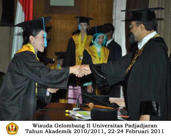 wisuda-sastra-s2-s3-d3-oleh-rektor-076