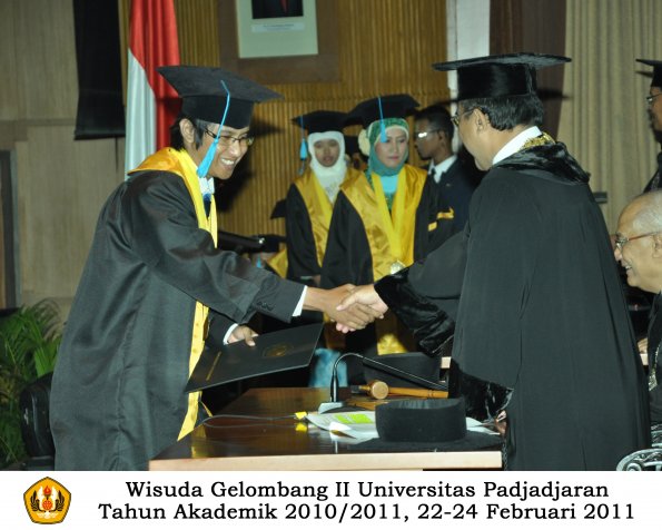 wisuda-sastra-s2-s3-d3-oleh-rektor-077