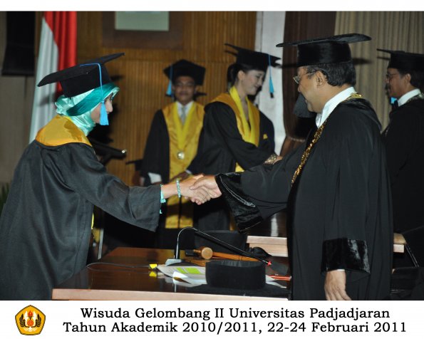 wisuda-sastra-s2-s3-d3-oleh-rektor-078