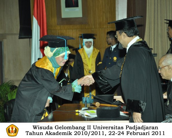 wisuda-sastra-s2-s3-d3-oleh-rektor-079