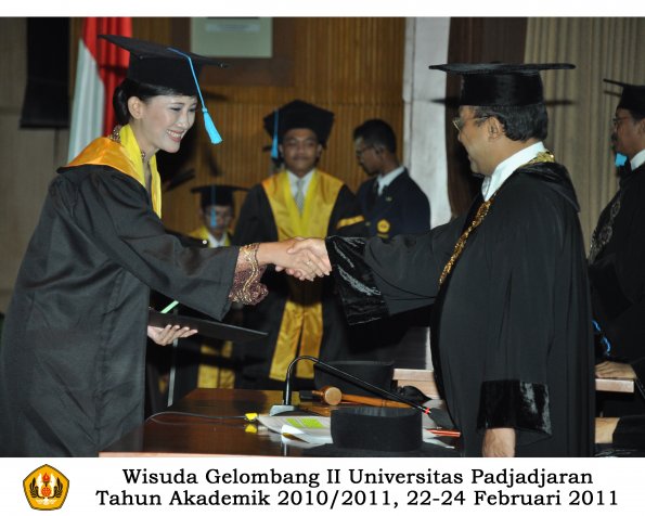 wisuda-sastra-s2-s3-d3-oleh-rektor-080