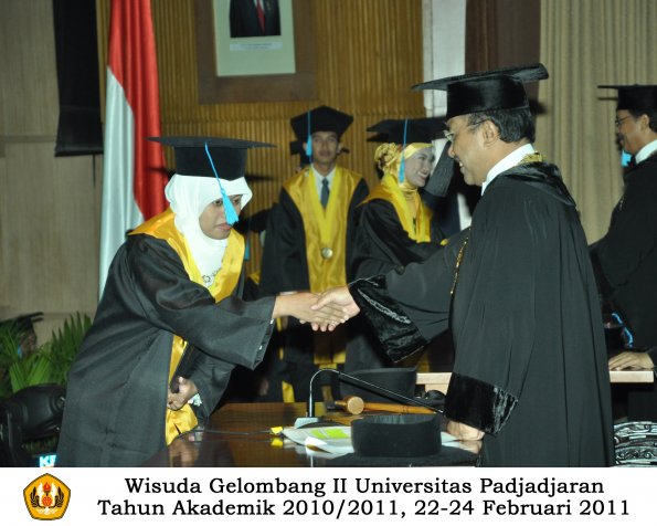 wisuda-sastra-s2-s3-d3-oleh-rektor-081