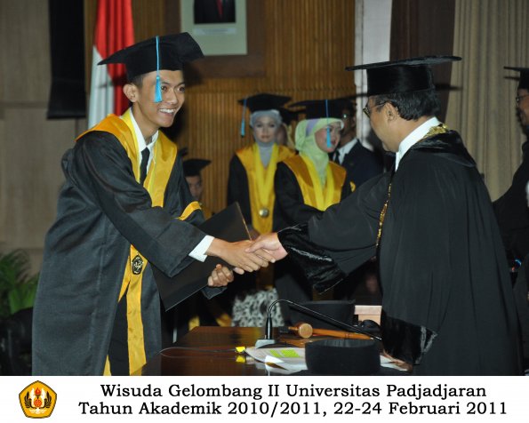 wisuda-sastra-s2-s3-d3-oleh-rektor-082