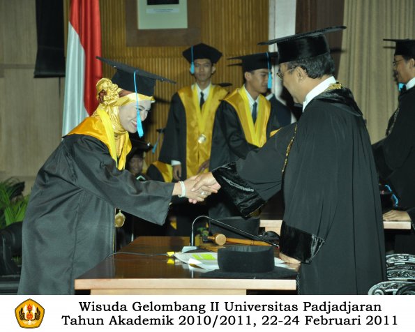 wisuda-sastra-s2-s3-d3-oleh-rektor-083