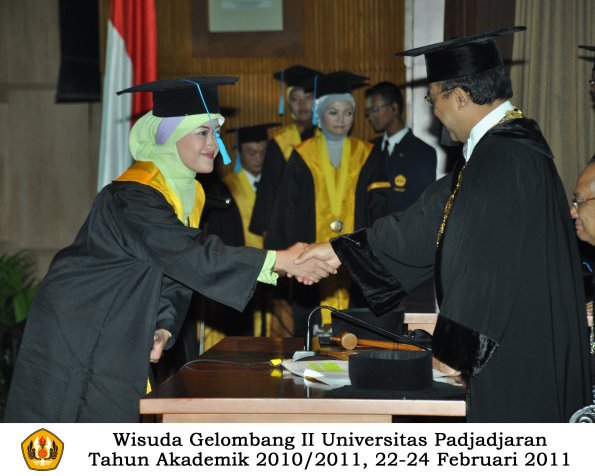 wisuda-sastra-s2-s3-d3-oleh-rektor-084