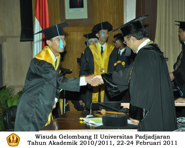 wisuda-sastra-s2-s3-d3-oleh-rektor-085