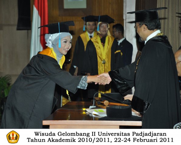 wisuda-sastra-s2-s3-d3-oleh-rektor-086