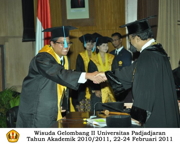 wisuda-sastra-s2-s3-d3-oleh-rektor-087