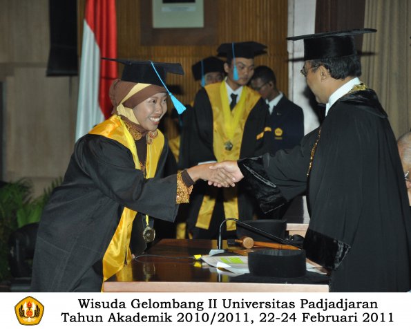 wisuda-sastra-s2-s3-d3-oleh-rektor-088