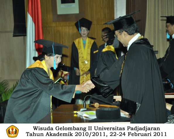 wisuda-sastra-s2-s3-d3-oleh-rektor-089