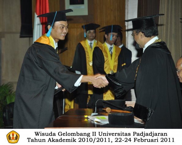 wisuda-sastra-s2-s3-d3-oleh-rektor-090