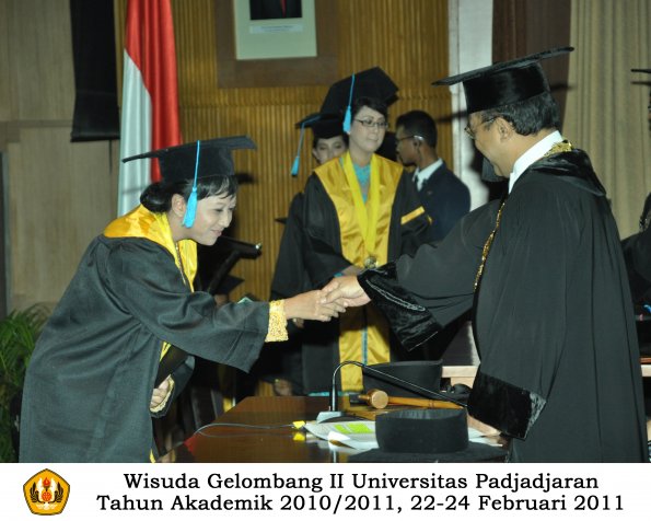 wisuda-sastra-s2-s3-d3-oleh-rektor-091