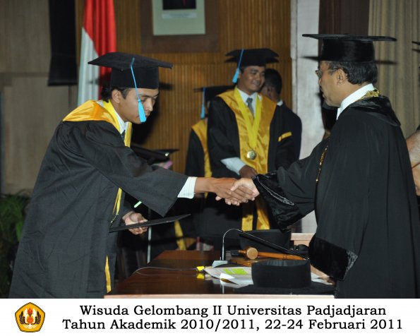 wisuda-sastra-s2-s3-d3-oleh-rektor-092