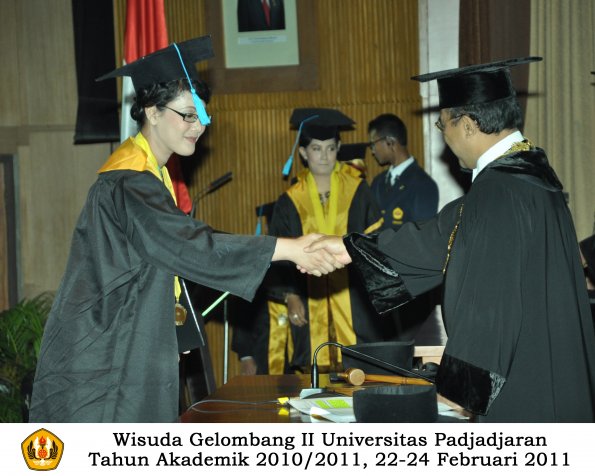 wisuda-sastra-s2-s3-d3-oleh-rektor-093