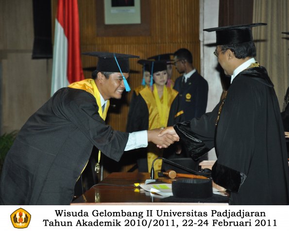 wisuda-sastra-s2-s3-d3-oleh-rektor-094