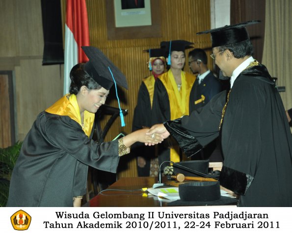 wisuda-sastra-s2-s3-d3-oleh-rektor-095