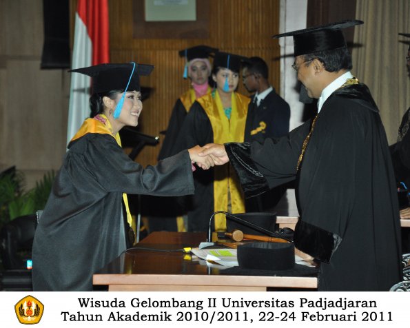 wisuda-sastra-s2-s3-d3-oleh-rektor-096