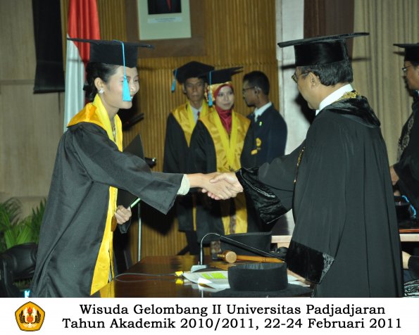 wisuda-sastra-s2-s3-d3-oleh-rektor-097