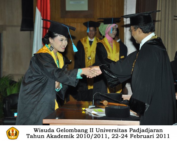 wisuda-sastra-s2-s3-d3-oleh-rektor-098